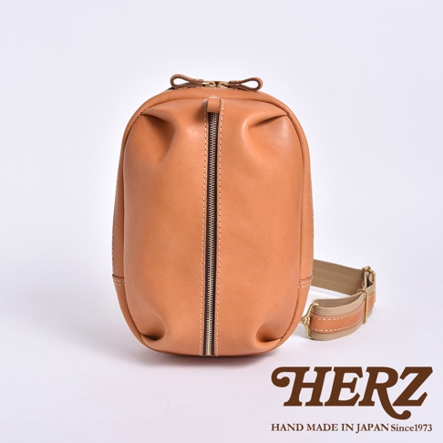 日本HERZ手工皮革立體運動斜背包，採用柔軟親膚的Stare皮革製成，雙拉鍊主收納空間，可調式背帶，適合日常通勤與旅行。