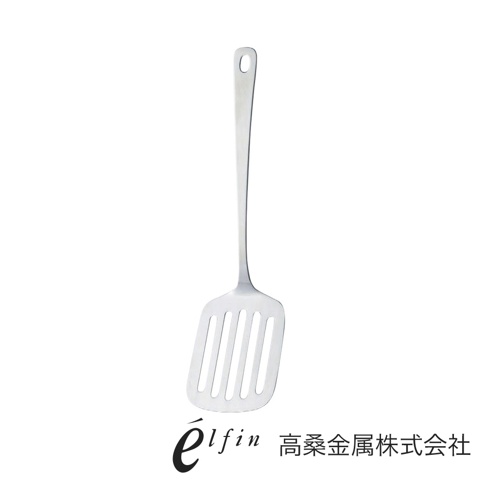 日製不鏽鋼輕薄煎匙，長柄設計，扁平頭部有多個長方形的通孔，銀色金屬材質，帶有一個掛孔。