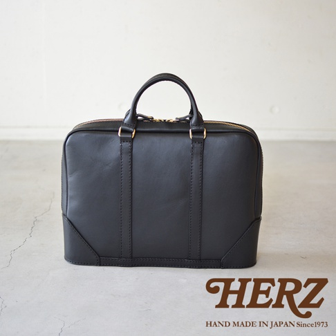職人手作皮革Organ商務公事包 G-40，黑色皮革，帶有金色拉鍊和提把，方形底部設計，簡潔大方。