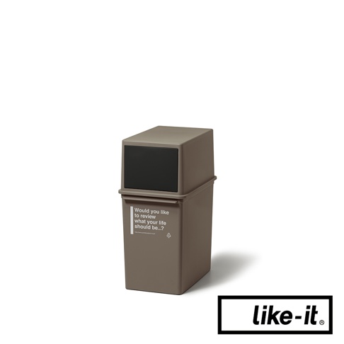 淺棕色塑膠製 CAFE STYLE 前開式矮版可疊垃圾桶，配有黑色前開門與文字印刷。