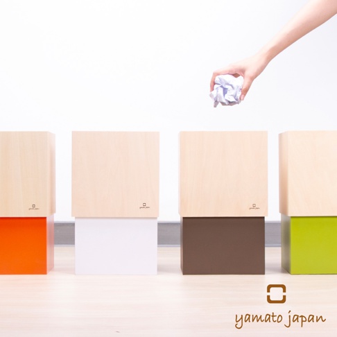 四個手作積木垃圾桶，上方為淺木色，下方分別為橘色、白色、咖啡色和綠色。