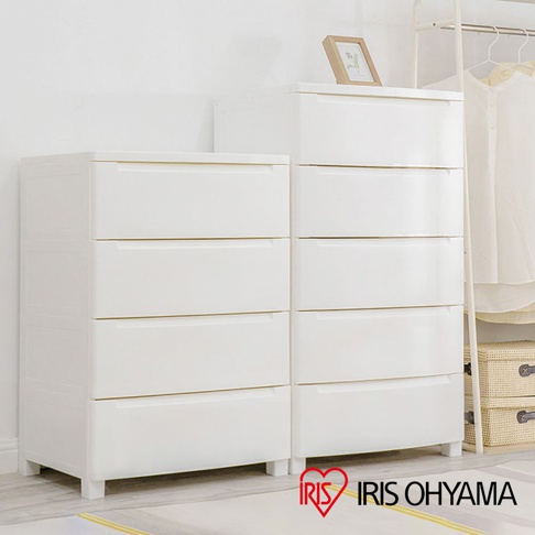 兩組白色塑膠抽屜式收納櫃，左邊為四層，右邊為五層。抽屜表面平滑，帶有內嵌式把手，櫃體呈現簡潔的方形設計，底部有四個短支腳。