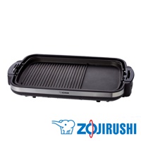 分離式鐵板燒烤組，黑色烤盤，左側為條紋烤肉區，右側為平坦烤盤區，配有銀色邊框及黑色把手。