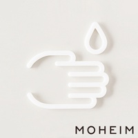 白色簡約風格的洗手標示牌，以線條勾勒出洗手的圖示，上方有一滴水滴，適合用於廁所或公共場所。