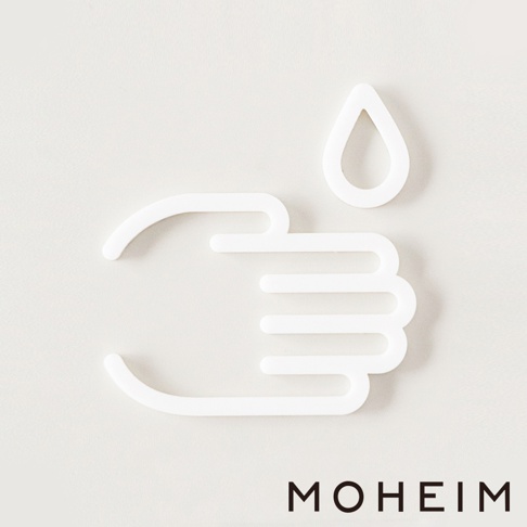 白色簡約風格的洗手標示牌，以線條勾勒出洗手的圖示，上方有一滴水滴，適合用於廁所或公共場所。