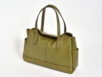 橄欖綠皮革手提托特包，帶有兩個頂部提把，側面有開放式口袋，底部有加固設計。