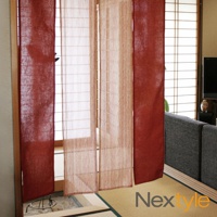 日製手作鎌倉禪風四開式門簾，由兩片深紅色布簾和兩片米色細條紋布簾組成，懸掛於日式拉門前。