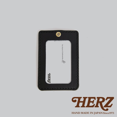 黑色皮革直式證件識別夾，有車縫線細節，上方有掛孔。證件夾內有白色卡片，印有品牌標誌與文字。