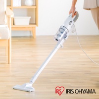 白色有線輕量吸塵器，配有透明集塵筒和可拆卸長管，用於地板清潔，人手握持操作，背景為木質地板與居家環境。