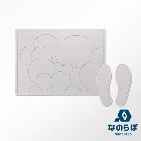 UB珪藻土瞬間吸水地墊和鞋靴除濕墊組合，地墊上有圓形圖案，右側有兩隻鞋墊，下方有NANOLABO的標誌和日文名稱。