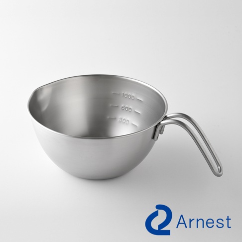 Arnest 不鏽鋼單柄調理碗，碗內有 300, 600, 1000ml 的刻度標示
