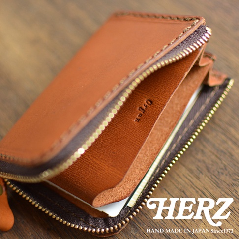 職人手作皮革Organ口袋拉鍊短夾，採用棕色皮革，拉鍊為金色，內有卡槽和錢包夾層，展現皮革自然紋理。