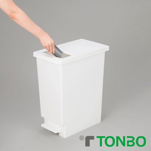 白色塑膠製的45公升推蓋踩踏雙用垃圾桶，上方有投遞口，前方有踩踏板，適合居家或辦公室使用。