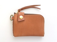 咖啡色皮革拉鍊短夾，設有金色金屬鈕扣、皮革拉繩及鑰匙圈。