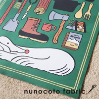 無框帆布藝術海報，以綠色為底，印有卡通風格的露營物品，如靴子、斧頭、營火木材、鍋子、湯匙、叉子、鏟子、刀、火柴盒和書籍，以及一隻白色的動物。