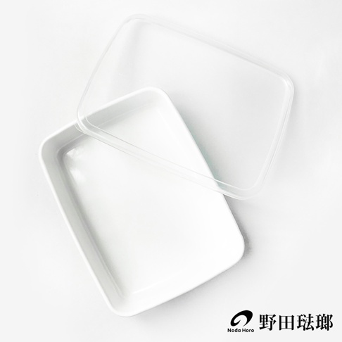 長方型淺型白色琺瑯保存容器，配有透明塑膠蓋，容器邊緣略圓潤，整體簡潔。