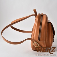 職人手作皮革迷你後背包，棕色。立體前口袋，拉鍊開合，可調節皮革肩帶，配有金屬釦環。