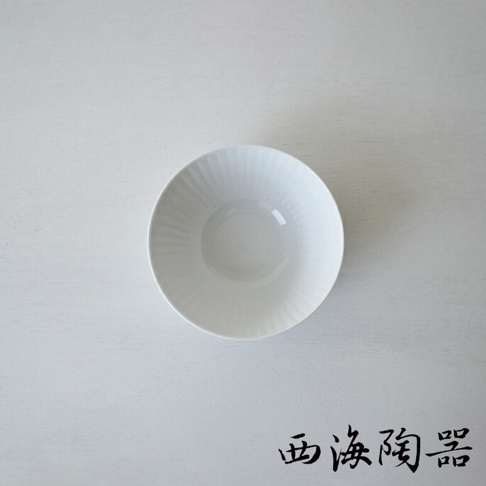白色陶瓷碗，碗壁有細緻的放射狀壓紋，碗底平坦，整體風格簡約，適合盛裝各式料理。