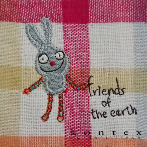 刺繡的灰色兔子，周圍有彩色細節，上面寫著「Friends of the earth」，下方是「kontex IMABARI JAPAN」的字樣。