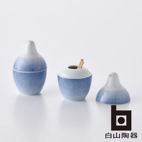 三個以藍色條紋裝飾的陶瓷鳥形容器，其中一個裝有牙籤，置於白色背景上。