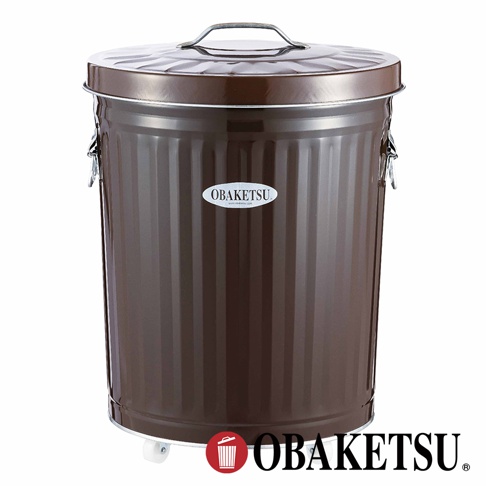 OBAKETSU 品牌手工製附輪垃圾桶，棕色金屬材質，頂部有提把，側面有 OBAKETSU 品牌標籤，下方有小輪子。