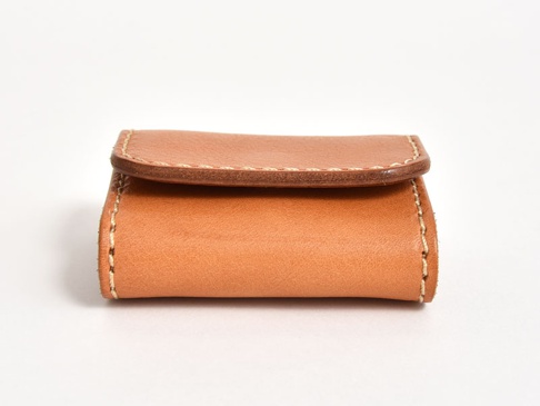 淺棕色皮革雙折收納零錢包，帶有手工縫線和翻蓋設計。