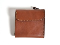 職人手作方形短夾，棕色皮革材質，配有金色拉鍊，以及手工縫線裝飾。