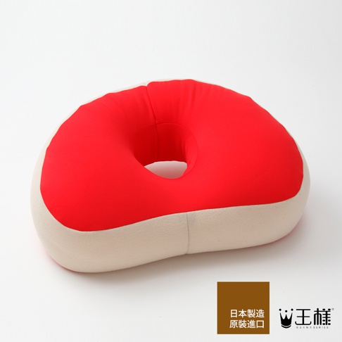 王樣午睡枕，雙色設計，上方為鮮紅色，下方為淺米色，中央有圓形開孔，材質為柔軟布料。