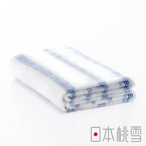 今治輕柔橫條浴巾，白色底布搭配藍色橫條紋，材質輕柔，觸感蓬鬆，對折後呈現層疊的藍白條紋。
