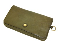 橄欖綠皮革長夾，設有金色按扣和側邊的黃銅色環扣，適合旅行收納護照與機票。