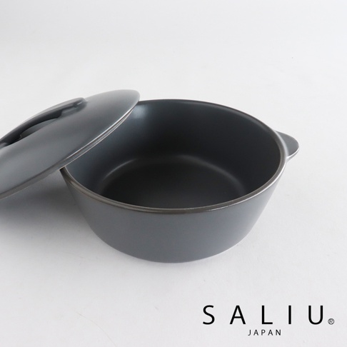 灰色耐熱陶製圓鍋，附有鍋蓋，鍋身側邊有兩個把手。