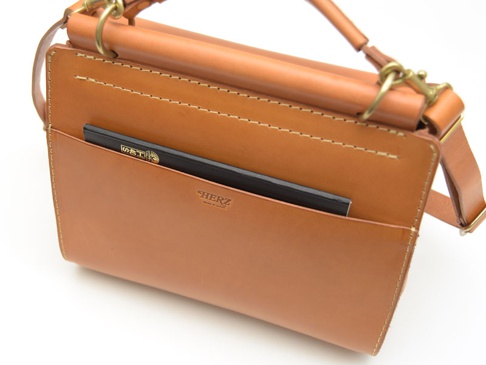 職人手作皮革屋瓦風兩用單肩包 (CW-3)，咖啡色皮革製，包包前方有一個外袋，可放入筆記本，有手提把和斜背帶，搭配黃銅色五金配件。