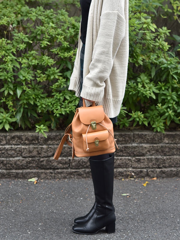 職人手作皮革經典迷你後背包，焦糖棕色，翻蓋設計，配有金屬扣環和前置小口袋。