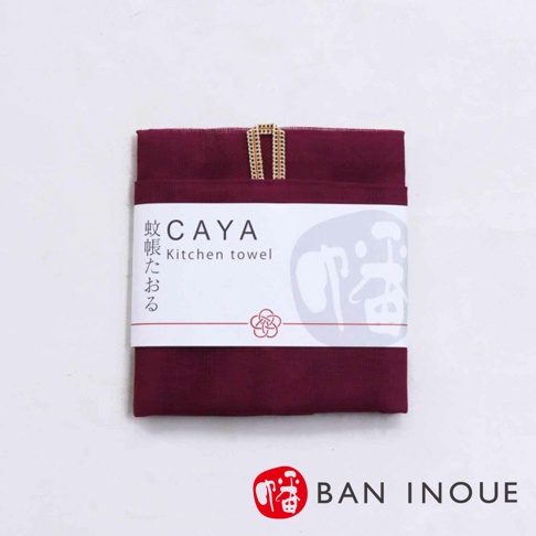 深紅色三層蚊帳棉織廚房拭巾，尺寸為 37x60cm，印有「CAYA Kitchen towel」字樣及日文，並以金屬夾固定。