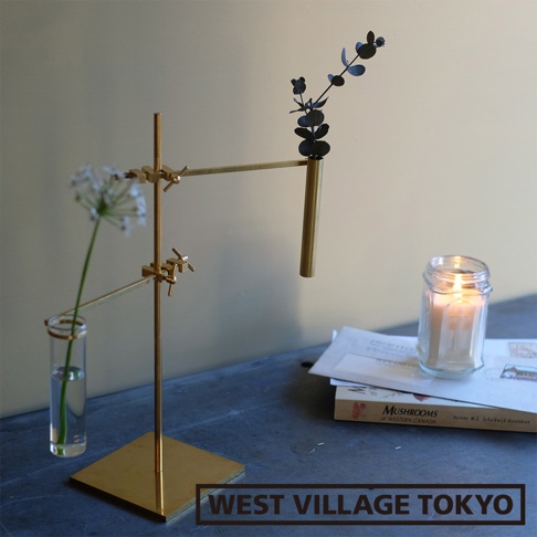 黃銅製的一輪花器/燈具展示架，高約 30 公分，設有可調節的夾具，可放置玻璃試管花瓶和黃銅試管，搭配乾燥植物裝飾。