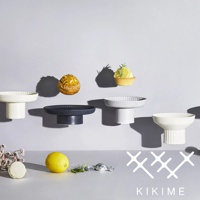 koudai 美濃燒高腳平盤 M，展示有米白、深藍、淺灰三種顏色。盤面帶有放射狀紋理，盤身為簡潔的圓柱造型，整體為陶瓷材質。