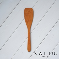 YAMASAKURA 山櫻木窄型鍋鏟，呈淺棕色，木紋清晰，設計簡潔，適合攪拌烹飪。