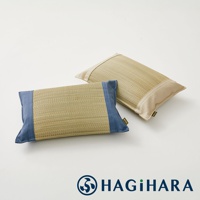 兩張藺草枕，一張為藍色與藺草編織，另一張為米色與藺草編織，皆為長方形，擺放在白色背景上。