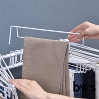 白色金屬製多層褲架，掛有卡其色、白色、藍色與黑色長褲。