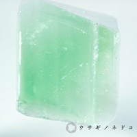 Sola cube 礦石立方塊，為螢石材質，呈現半透明的淺綠色，立方體表面有細微的紋路與雜質，光線穿透時產生朦朧感。