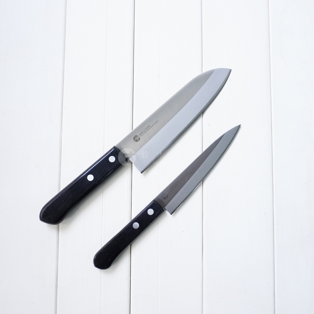 燕三條 VG-10 不鏽鋼三德刀，刀刃銀色，手柄黑色，由不鏽鋼製成。