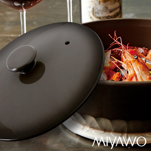 IH系列9號導熱加強型陶土湯鍋2.9L (漸層可可黑)，鍋蓋為漸層可可黑色，鍋身與鍋內盛有烹煮好的海鮮。