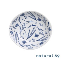 白色陶瓷圓盤，盤面印有藍色線條繪製的植物圖案，包括細長的葉片、帶有小點的枝條和類似香蒲的植物。