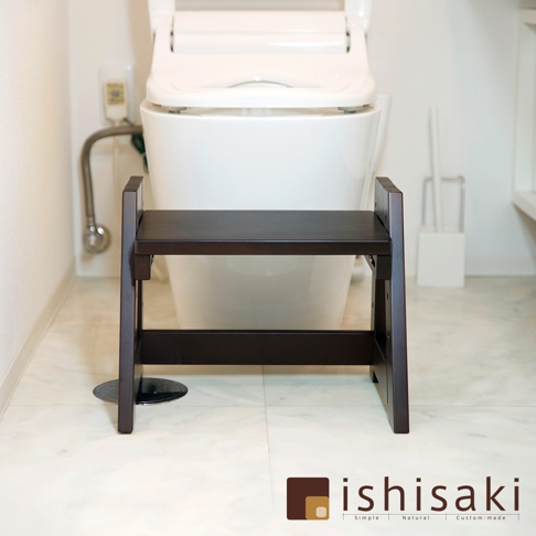 深棕色木製二階墊腳凳，簡潔設計，堅固耐用，適合放置於馬桶前，方便使用。