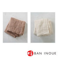 兩塊對折的有機蚊帳棉織廚房大拭巾，一塊為淺棕色，另一塊為米白色，材質呈現細緻的織紋。