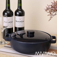 海軍藍耐溫差和風陶土湯鍋，鍋身帶有兩個側面提把，鍋蓋為黑色，中央有黑色圓形把手。