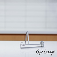 一個銀色、金屬製的伸縮式不鏽鋼水壺瀝水架，採用簡約的線條設計，立架部分為V形，下方有可伸縮的底座。