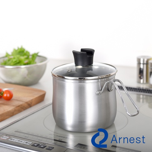 逸品物創不鏽鋼三合一萬用料理鍋，銀色不鏽鋼鍋身，配有透明玻璃鍋蓋與黑色提把，鍋柄為金屬彎曲設計。