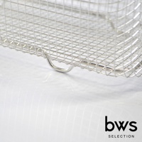 一個簡約風格的不鏽鋼網格瀝水籃，具有可伸縮的設計。籃子呈現銀色金屬光澤，網格細密，底部有圓形支撐腳，整體結構穩固。