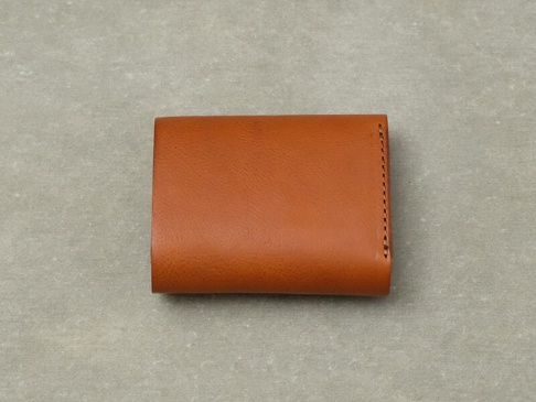 職人手作皮革Organ迷你短夾，呈現天然棕色皮革紋理，簡約設計，側邊有精緻縫線。